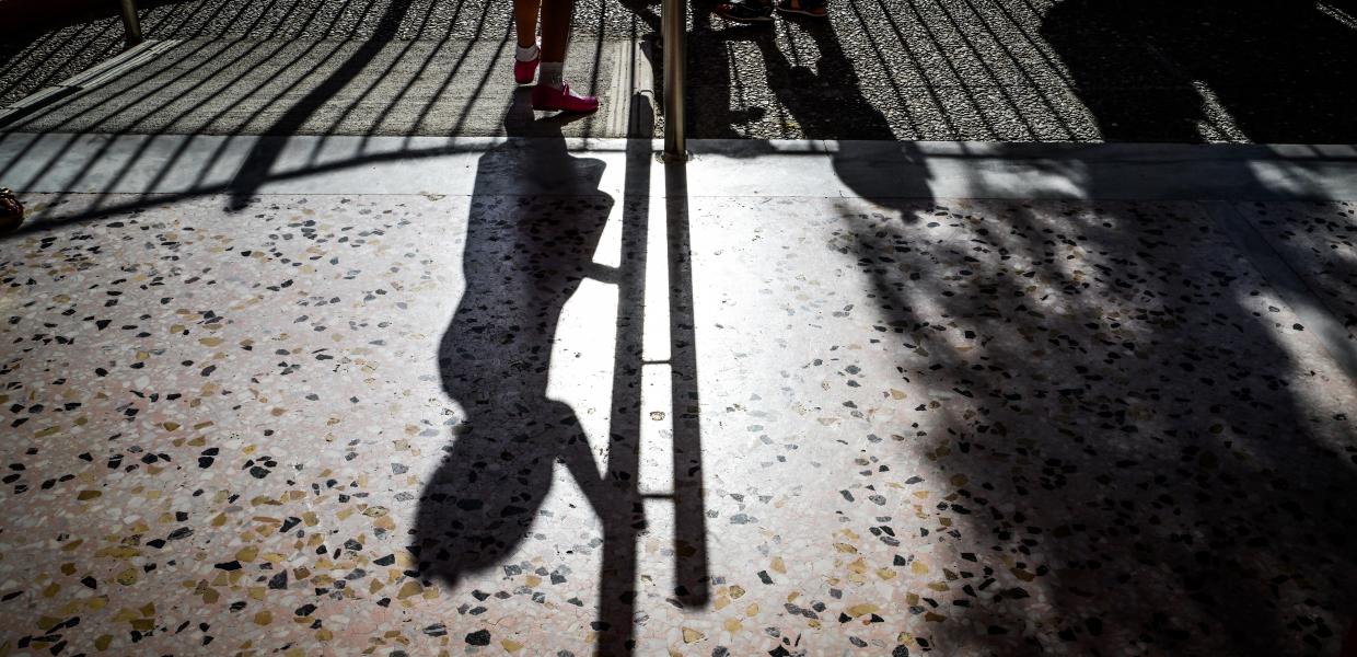 Παιδιά παίζουν σε δημοτικό σχολείο