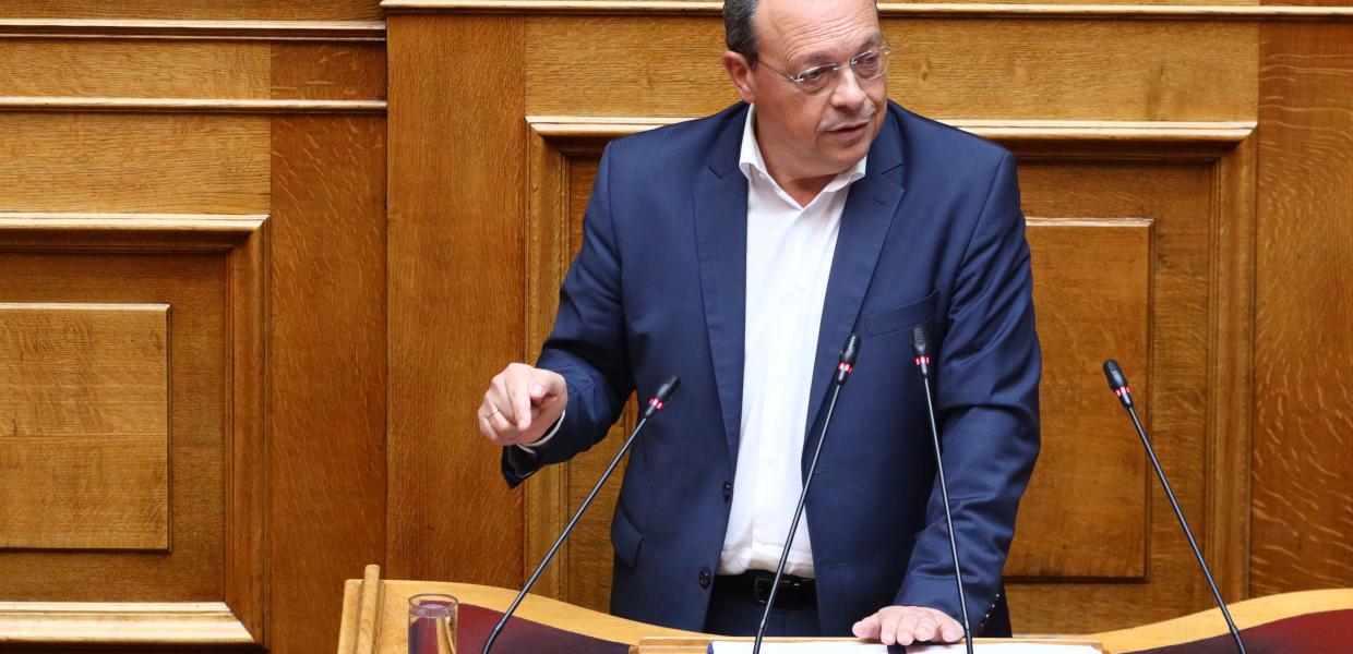 Ο Σωκράτης Φάμελλος στο βήμα της Βουλής