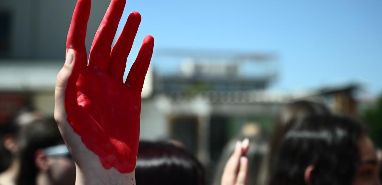 Παλάμη βαμμένη κόκκινη σε διαμαρτυρία κατά των γυναικοκτονιών