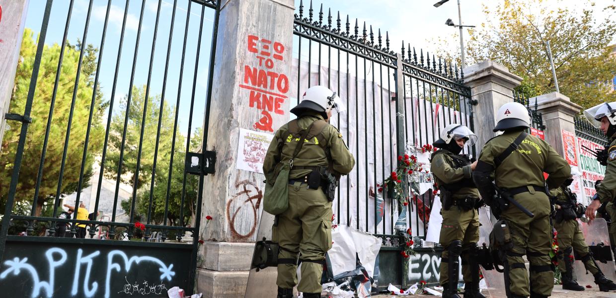 ΜΑΤ έξω από το Πολυτεχνείο