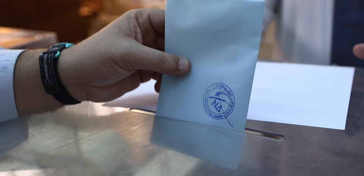 Ψηφοδέλτιο πέφτει σε κάλπη στις εσωκομματικές εκλογές της ΝΔ