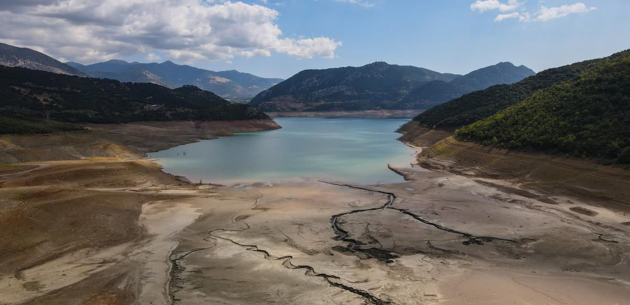 Χαμηλά αποθέματα νερού στην τεχνητή λίμνη του Μόρνου