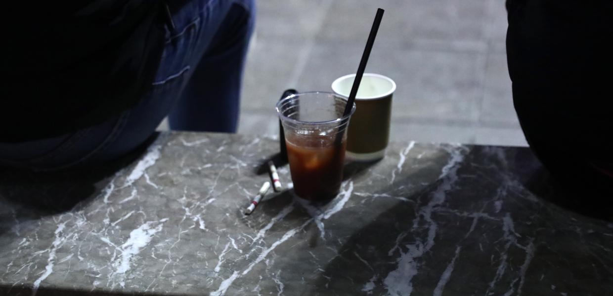 Ποτό σε πλαστικό ποτήρι