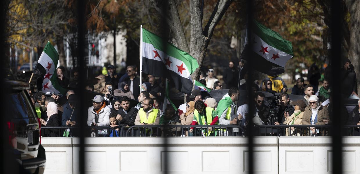 Υποστηρικτές του Σύρου Προέδρου έξω από τον Λευκό Οίκο