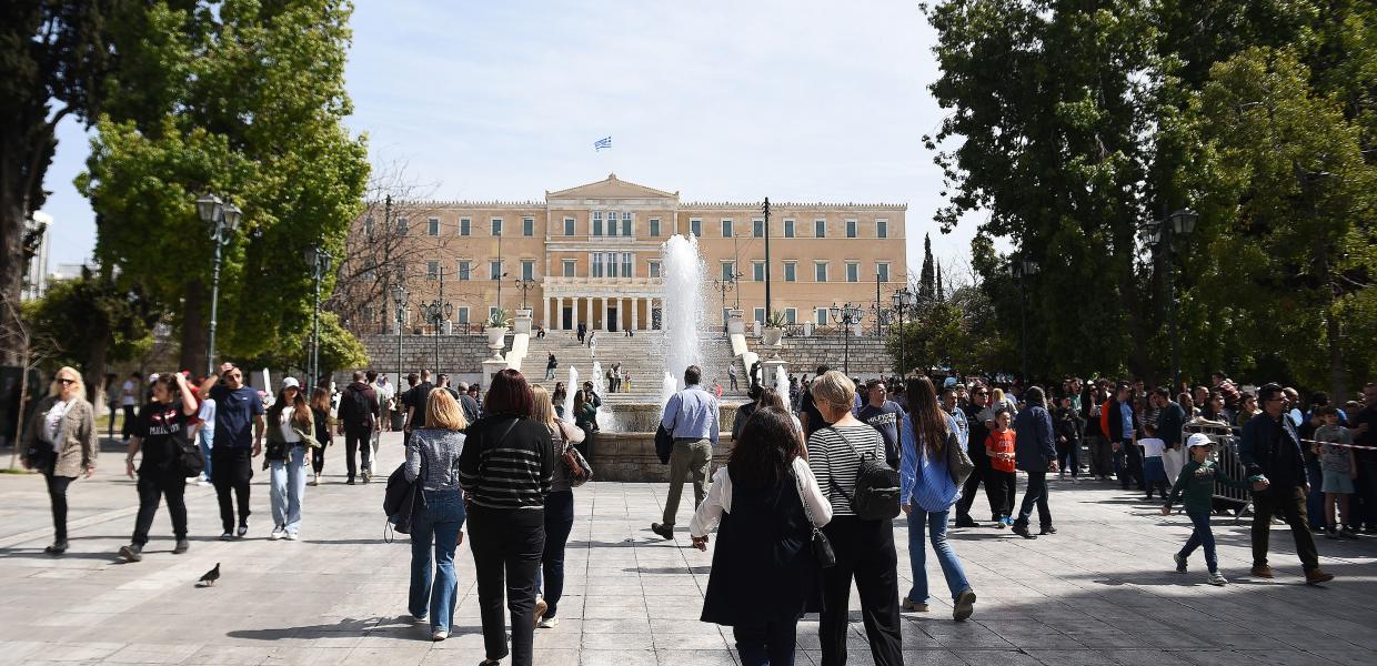 Κόσμος στην πλατεία Συντάγματος