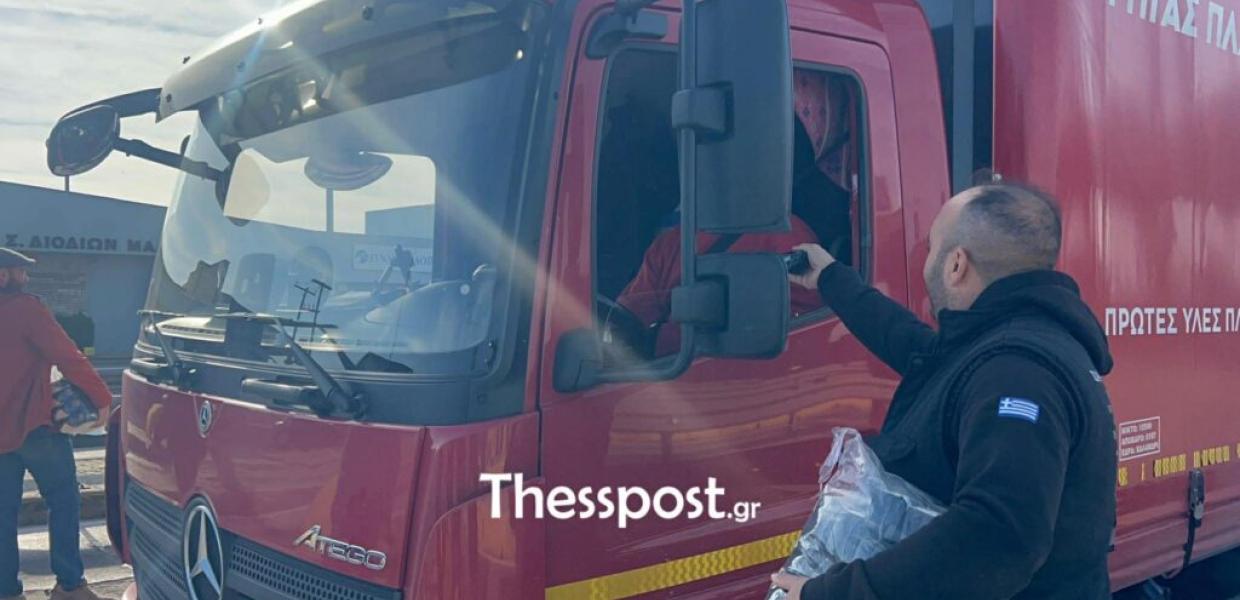 Αγρότες μοιράζουν ρύζι στα διόδια των Μαλγάρων