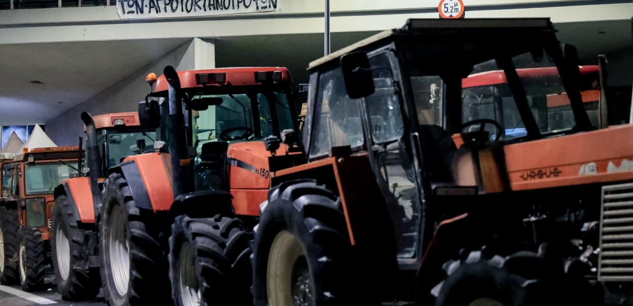 Τρακτέρ αγροτών στο μπλόκο της Νίκαιας στην Λάρισα