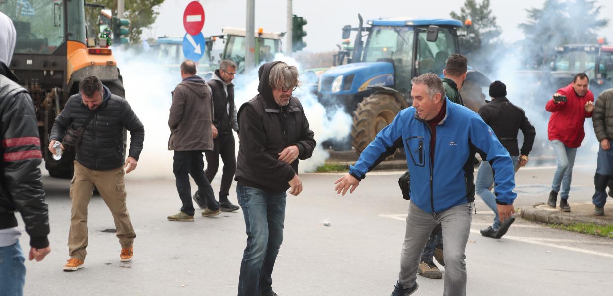 Χημικά και δακρυγόνα κατά των συγκεντρωμένων από τα ΜΑΤ στα Πράσινα Φανάρια 