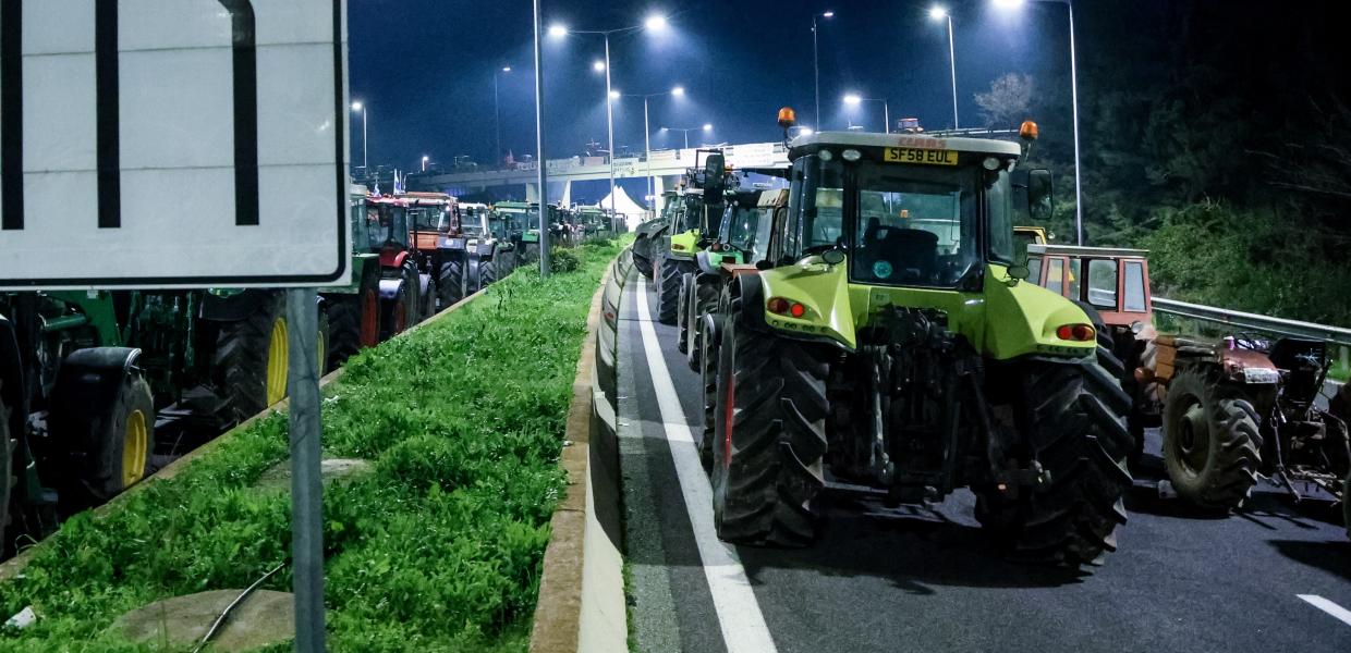 Τρακτέρ αγροτών σε εθνικό δρόμο