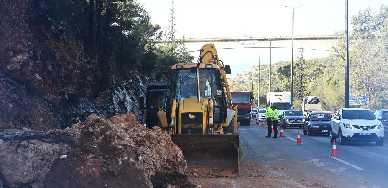 Βράχοι στο οδόστρωμα στη Λεωφόρο Αθηνών