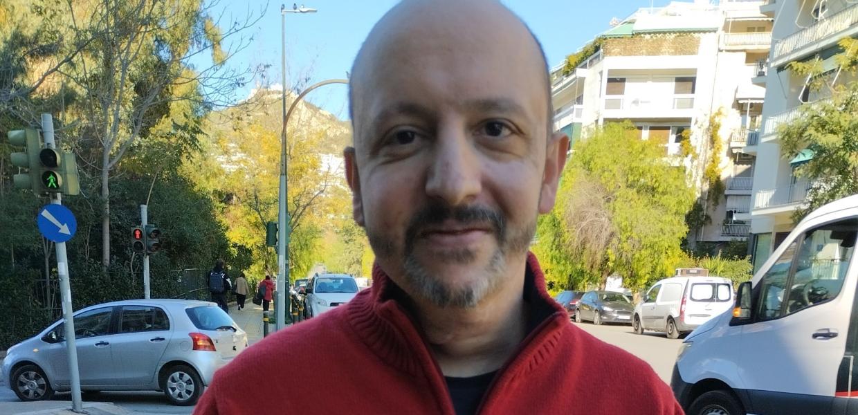 Ο Γιάννης Μπρούζος κρατώντας το βιβλίο του