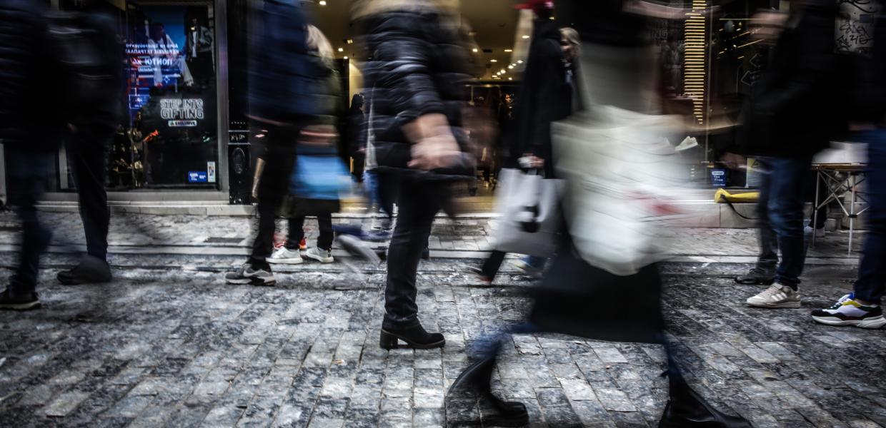 Κίνηση στα ανοιχτά καταστήματα στην οδό Ερμού