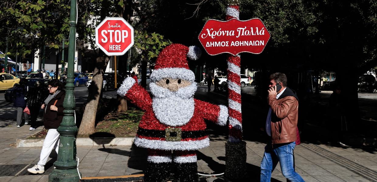Χριστουγεννιάτικος στολισμός στην πλατεία Συντάγματος και την οδό Ερμού