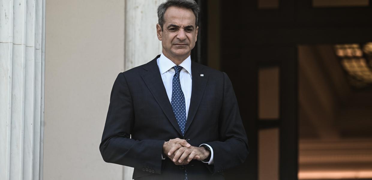 Ο Μητσοτάκης στην είσοδο του Μαξίμου