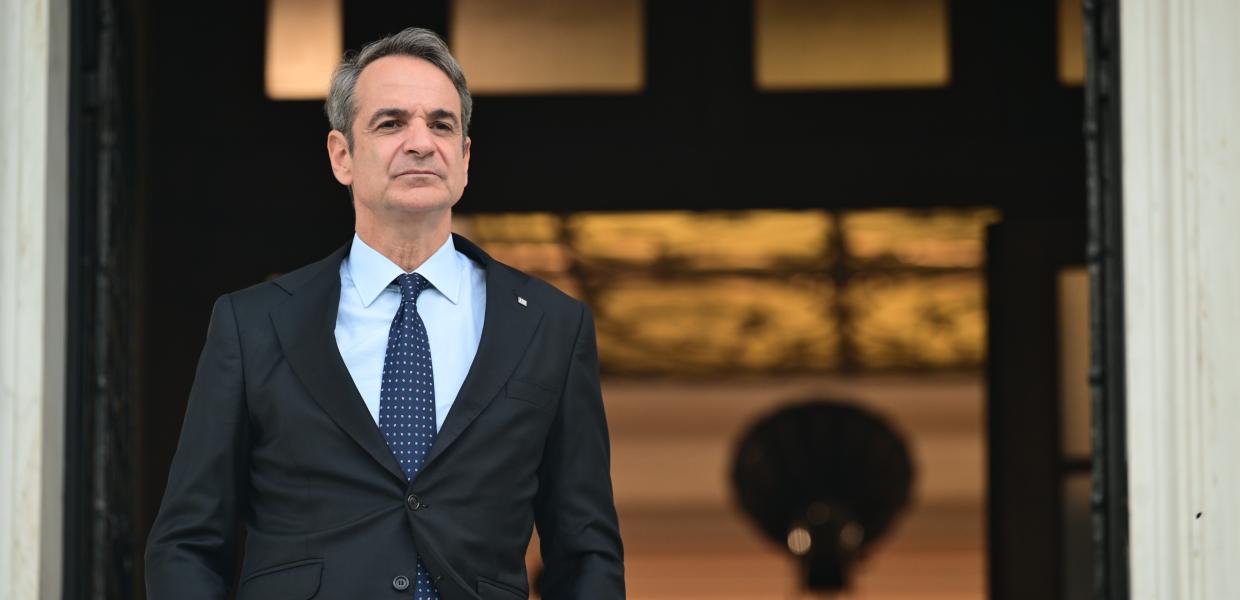 Ο Μητσοτάκης στην είσοδο του Μαξίμου