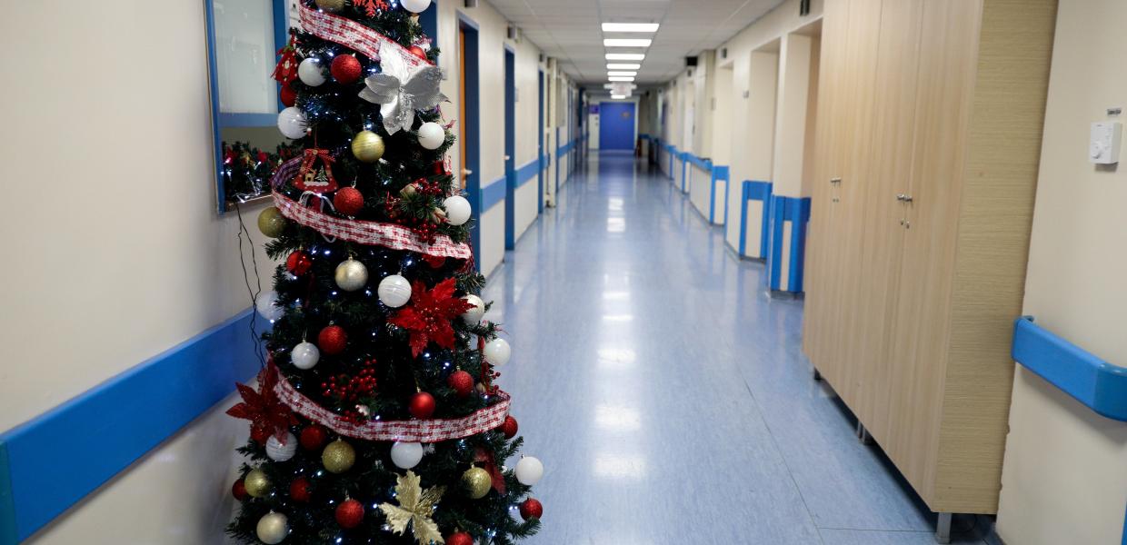 Στολισμένο χριστουγεννιάτικο δέντρο σε διάδρομο νοσοκομείου