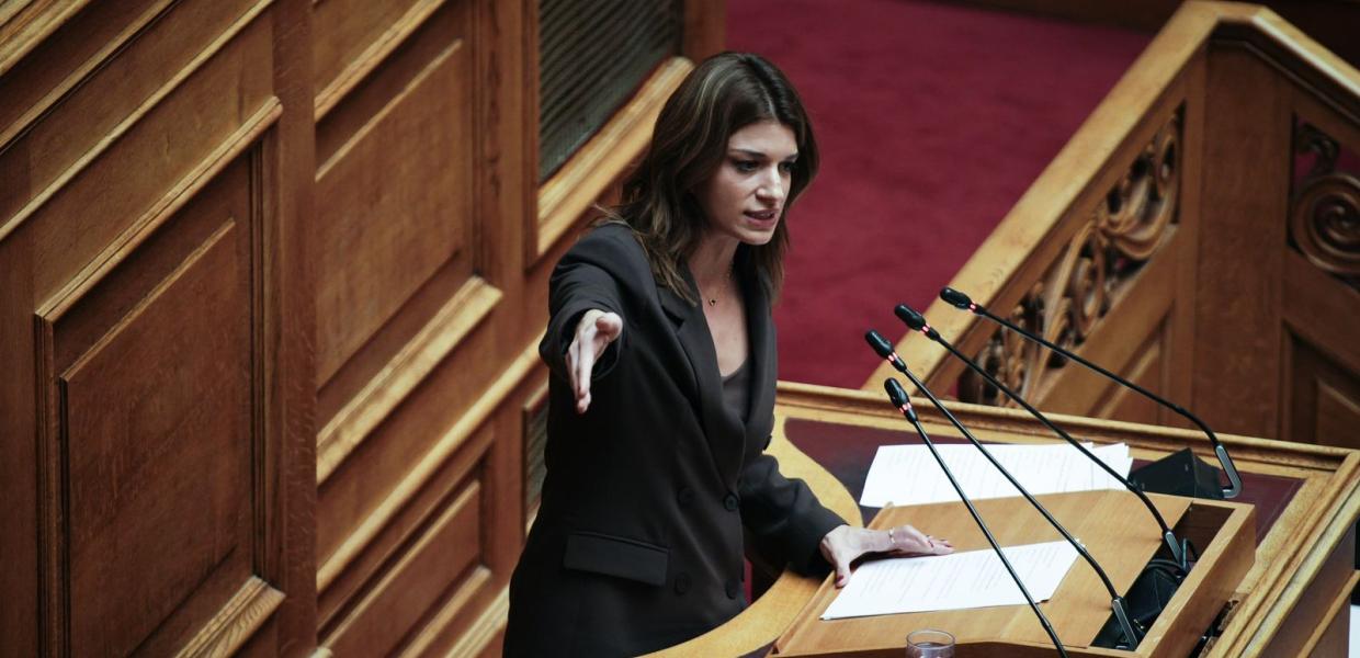 Η Κατερίνα Νοτοπούλου στο βήμα της Βουλής