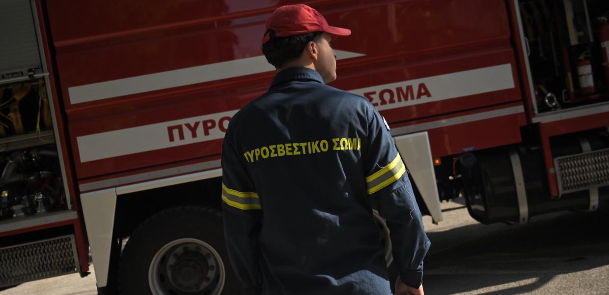 Πυροσβεστικό όχημα και πυροσβέστης