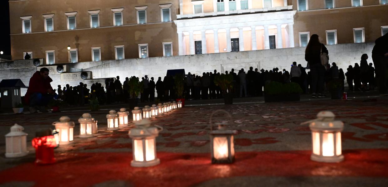 Ονόματα θυμάτων Τεμπών γραμμένα μπροστά στη Βουλή
