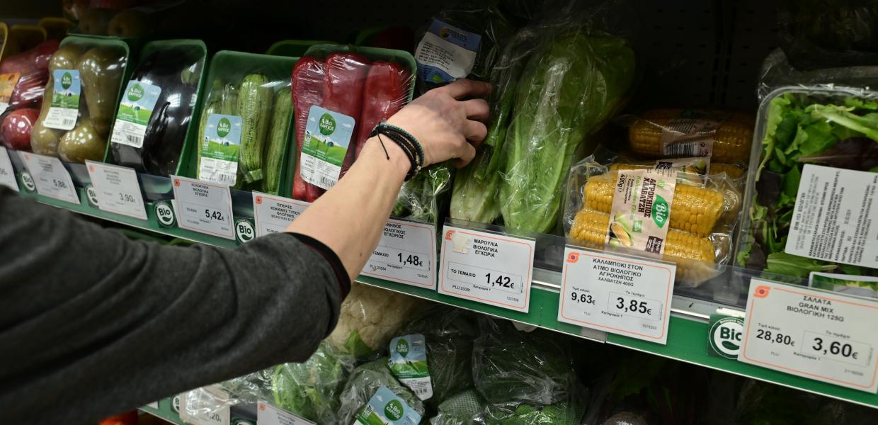 Συσκευασμένα λαχανικά σε ράφια σούπερ μάρκετ