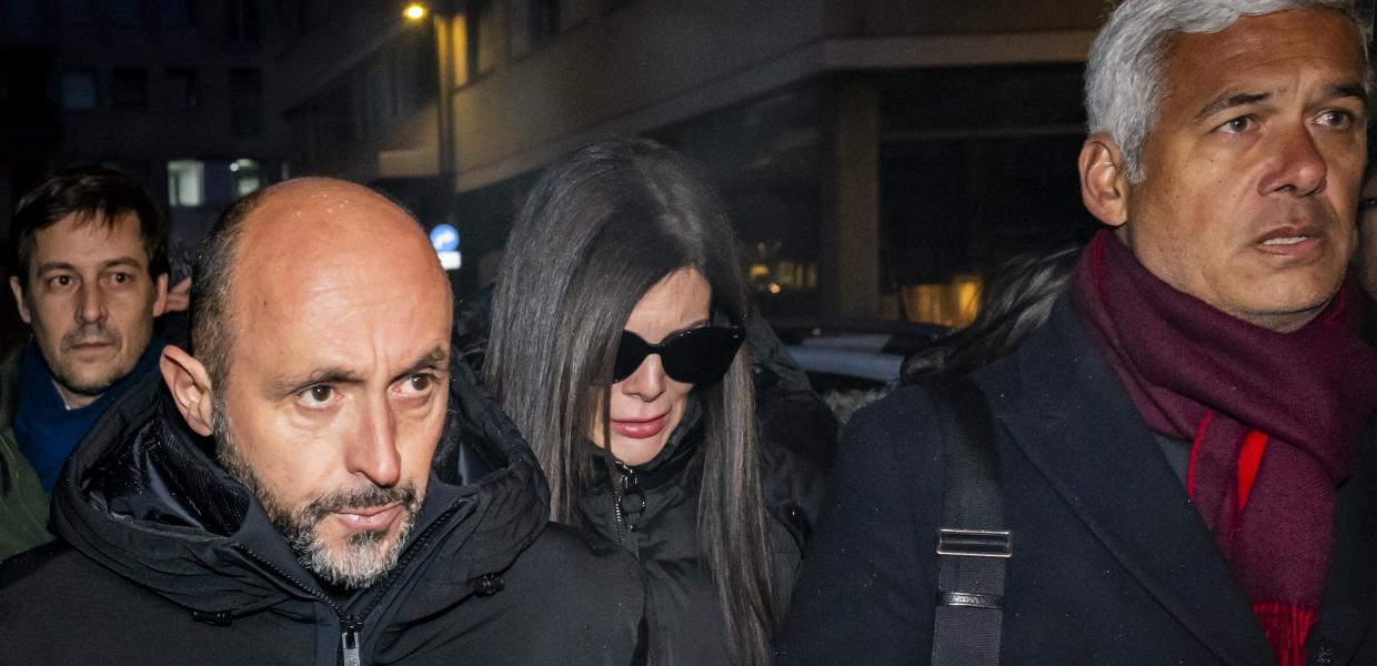 Οι ιδιοκτήτες του μπαρ, Ζακ και Τζεσικα Μορετί, με τους δικηγόρους τους όταν εμφανίστηκαν στην Εισαγγελία
