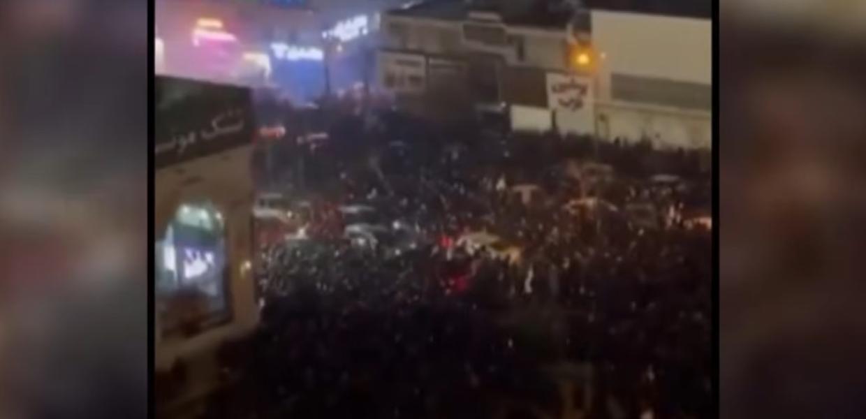 Πλήθος κόσμου σε διαδήλωση στο Ιράν