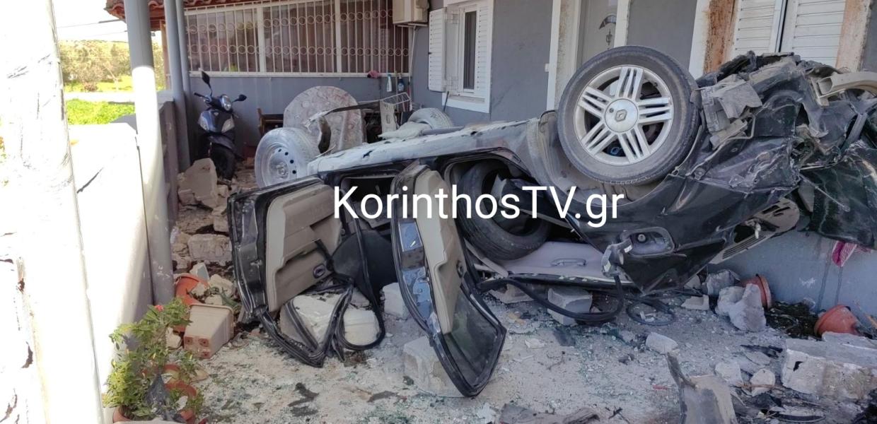 Τροχαίο στην Κόρινθο με αμάξι να καρφώνεται σε αυλή σπιτιού 