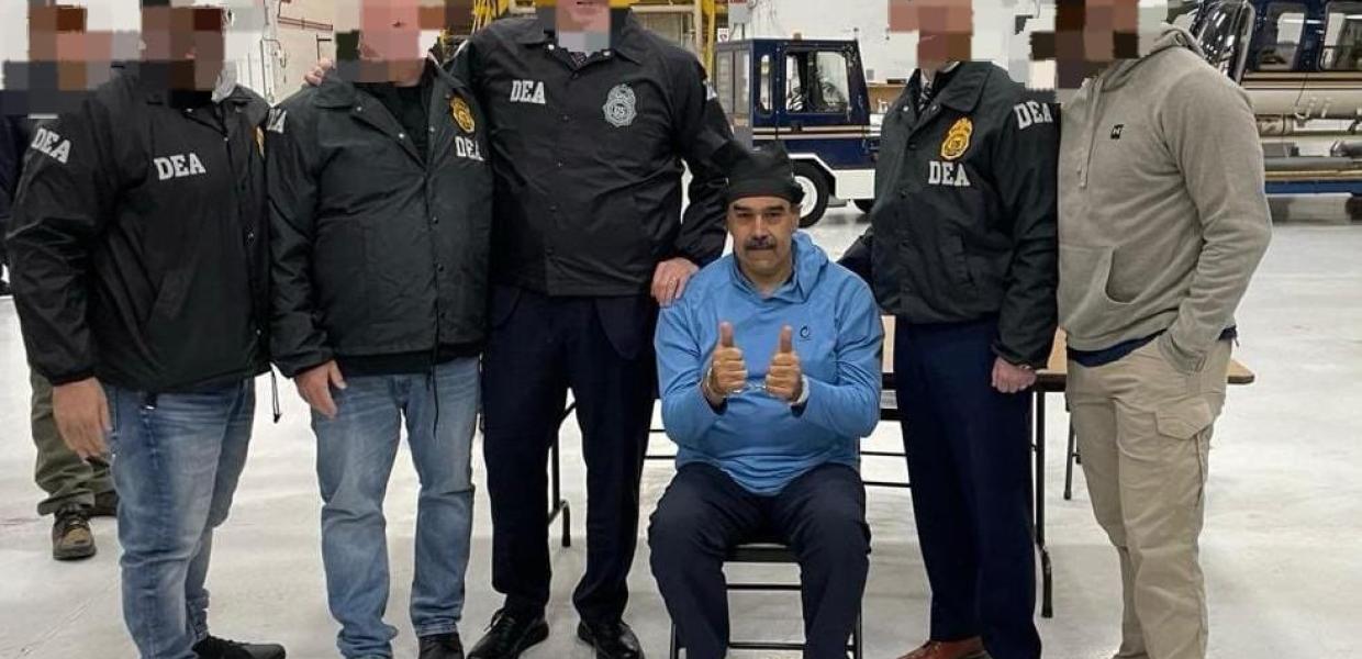 Ο Νικολάς Μαδούρο με χειροπέδες και γύρω του άντρες της Υπηρεσίας Δίωξης Ναρκωτικών (DEA) των ΗΠΑ