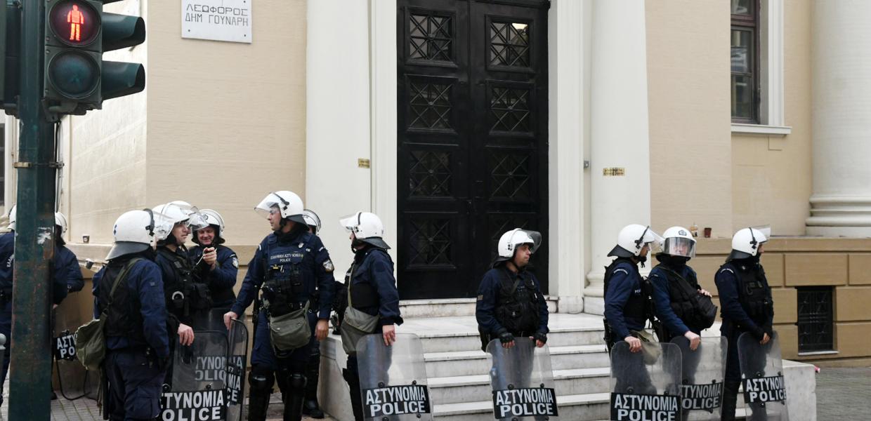 Αστυνομικές δυνάμεις έξω από το Δικαστικό Μέγαρο της Πάτρας