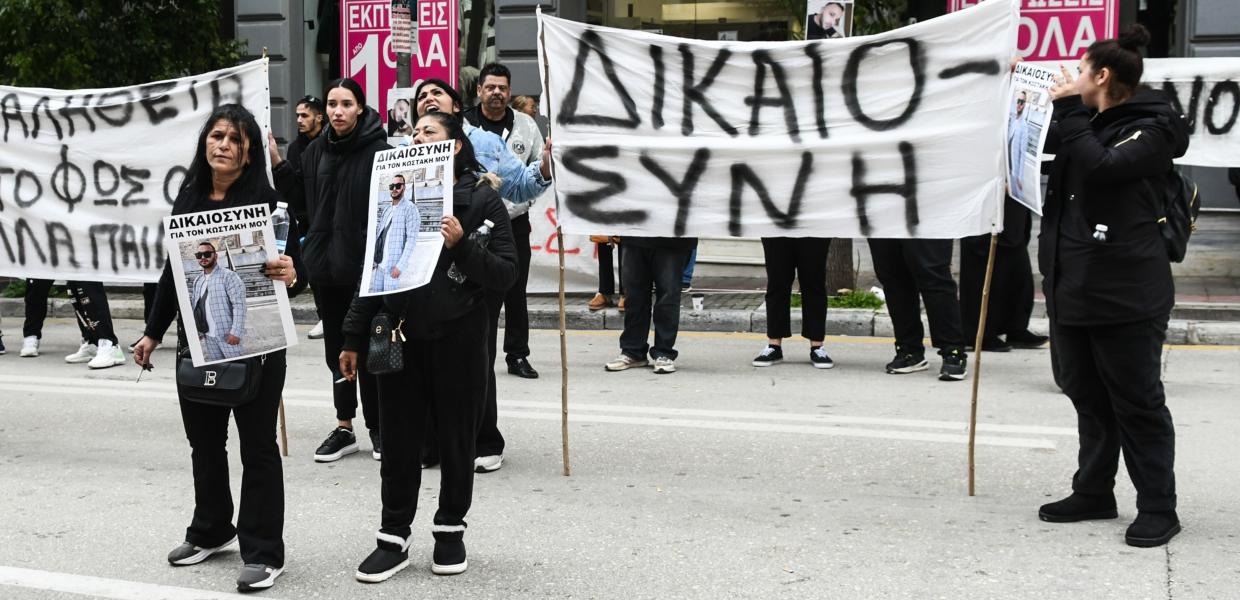 Διαμαρτυρία συγγενών 30χρονού έξω από το δικαστήριο 