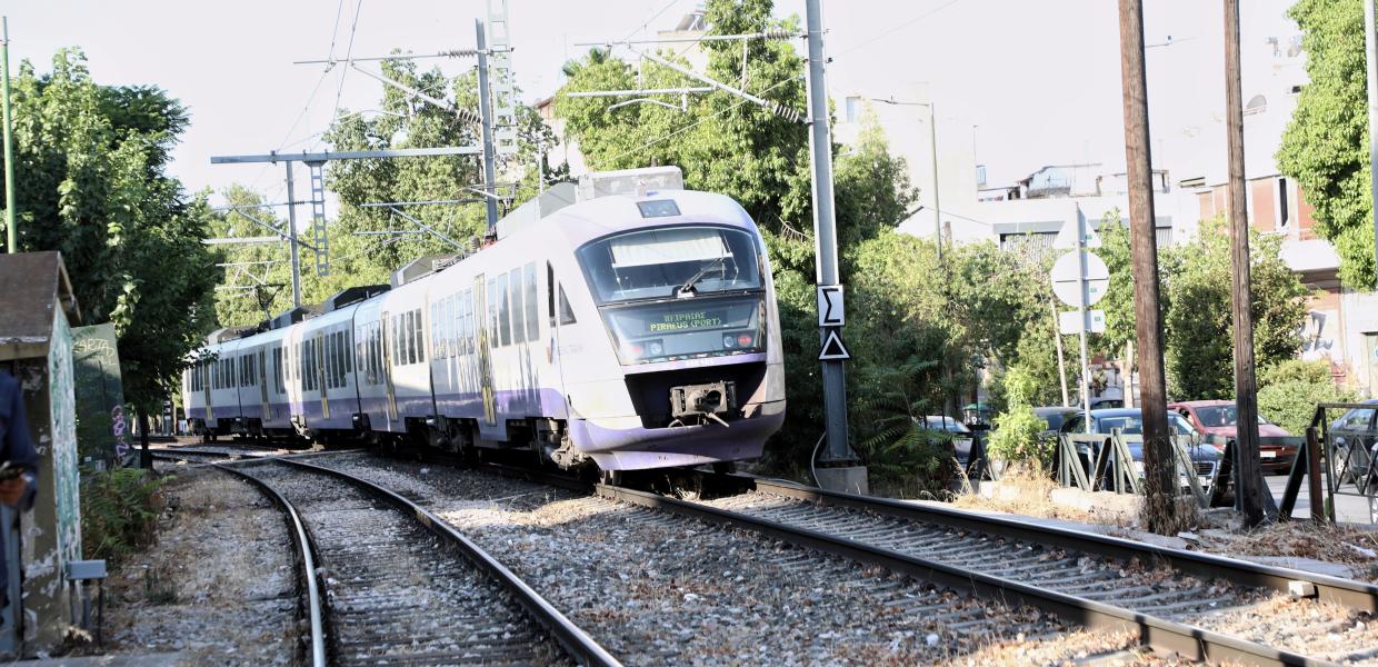 Συρμός του Προαστιακού στη Λεωφόρο Κωνσταντινουπόλεως