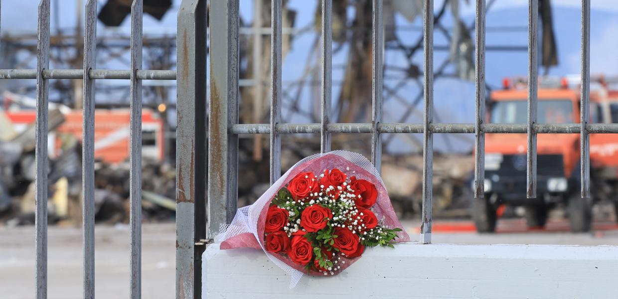 Καταστροφές στο ργοστάσιο Βιολάντα μετά την φονική έκρηξη και λουλούδια στα κάγκελα για τα θύματα