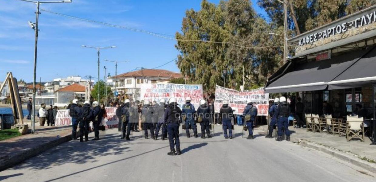 Δυνάμεις της αστυνομίας απέναντι σε φοιτητές στο Βόλο