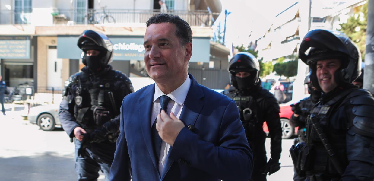 Ο Άδωνις Γεωργιάδης στο νοσοκομείο Νίκαιας