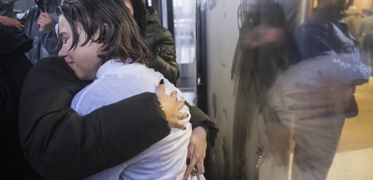 Μέλη οικογενειών των θυμάτων της φωτιάς στο Κρανς-Μοντάνα 