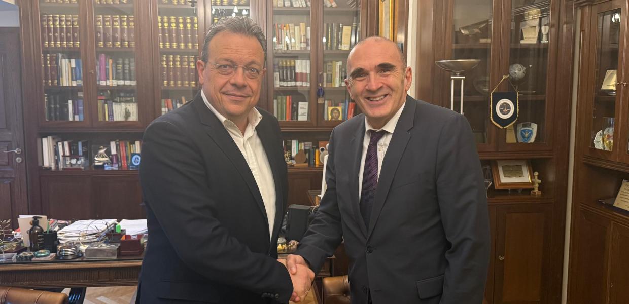 Ο Σωκράτης Φάμελλος με τον πρόεδρο του ΔΣΑ, Ανδρέα Κουτσόλαμπρο