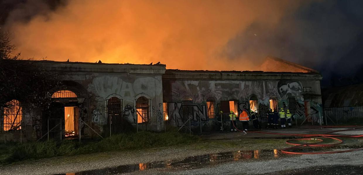 Φωτιά σε εγκαταλελειμμένο κτίσμα στο πρώην στρατόπεδο Κόδρα