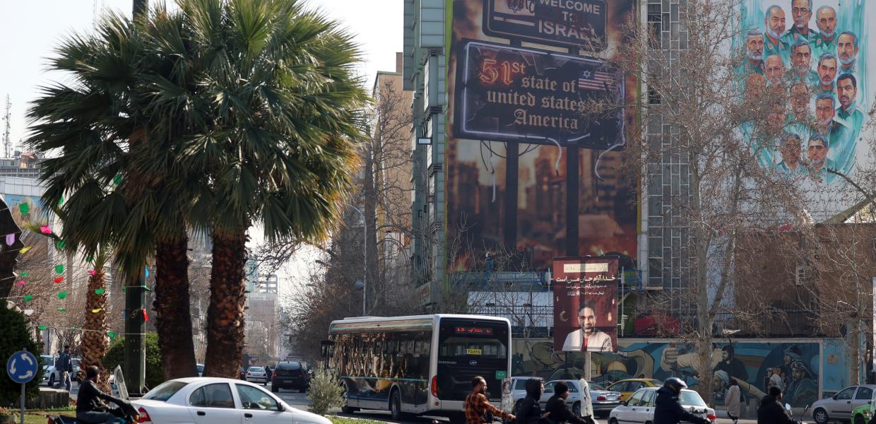 Κόσμος περπατά σε δρόμο της Τεχεράχνης