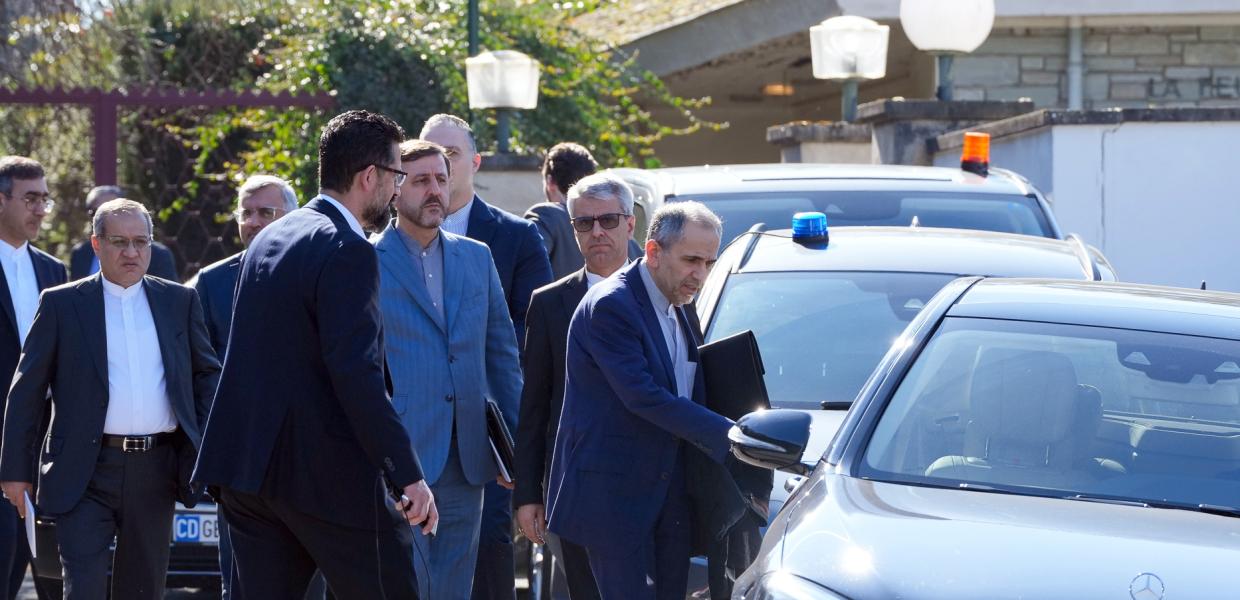 Μέλη της αντιπροσωπίας του Ιράν που συμμετείχε στις συνομιλίες με τις ΗΠΑ στη Γενεύη μπαίνουν σε αυτοκίνητο