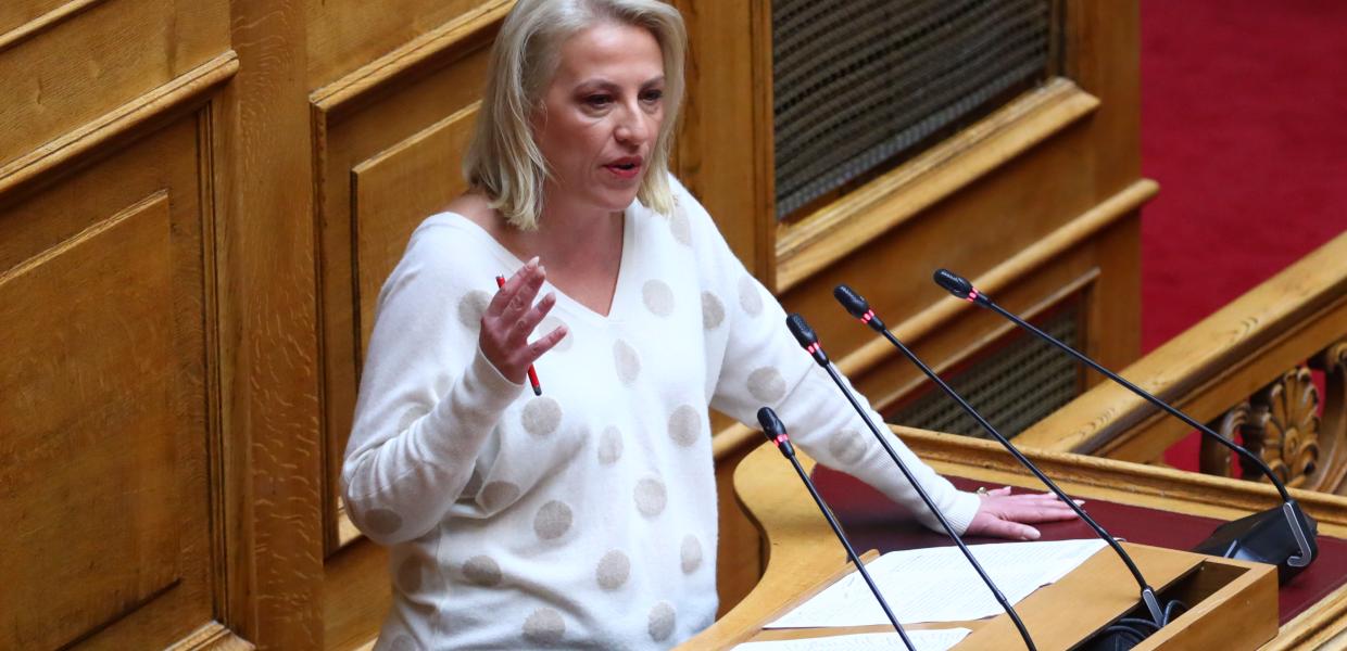 Η Ρένα Δούρου