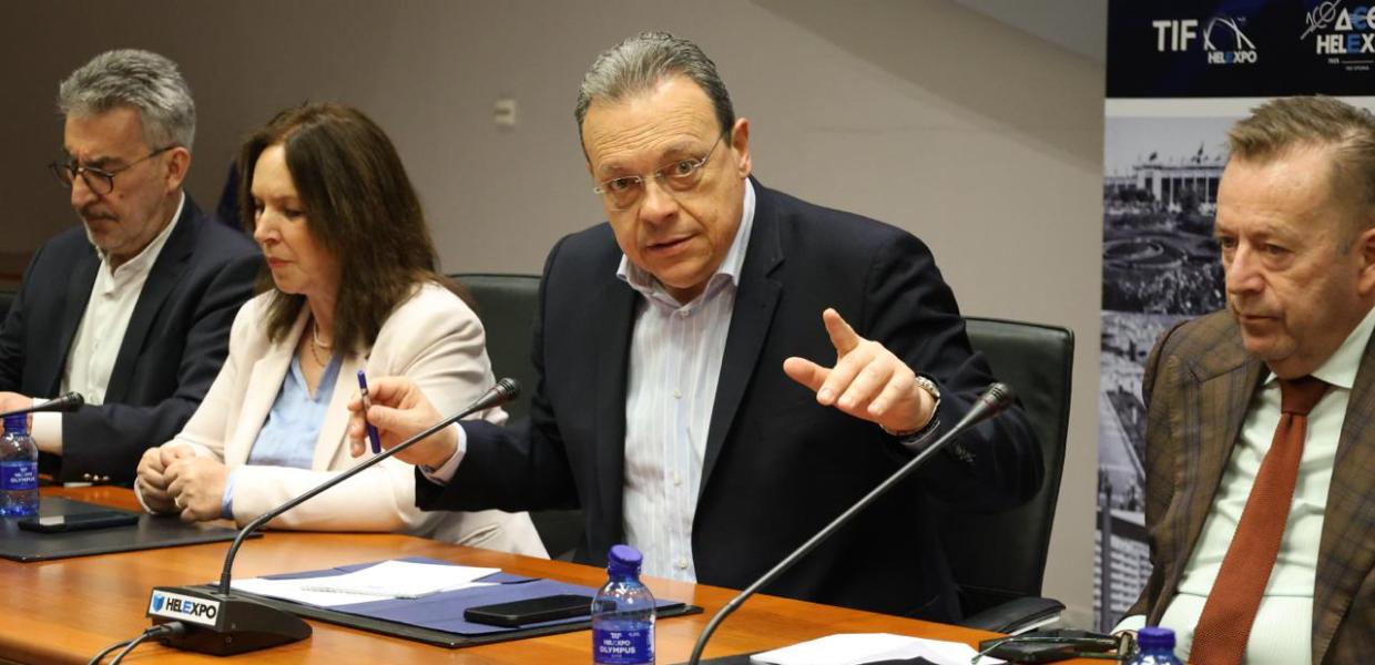 Ο Σωκράτης Φάμελλος κατά τη συνάντηση του με τη νέα διοίκηση της ΔΕΘ-HELEXPO
