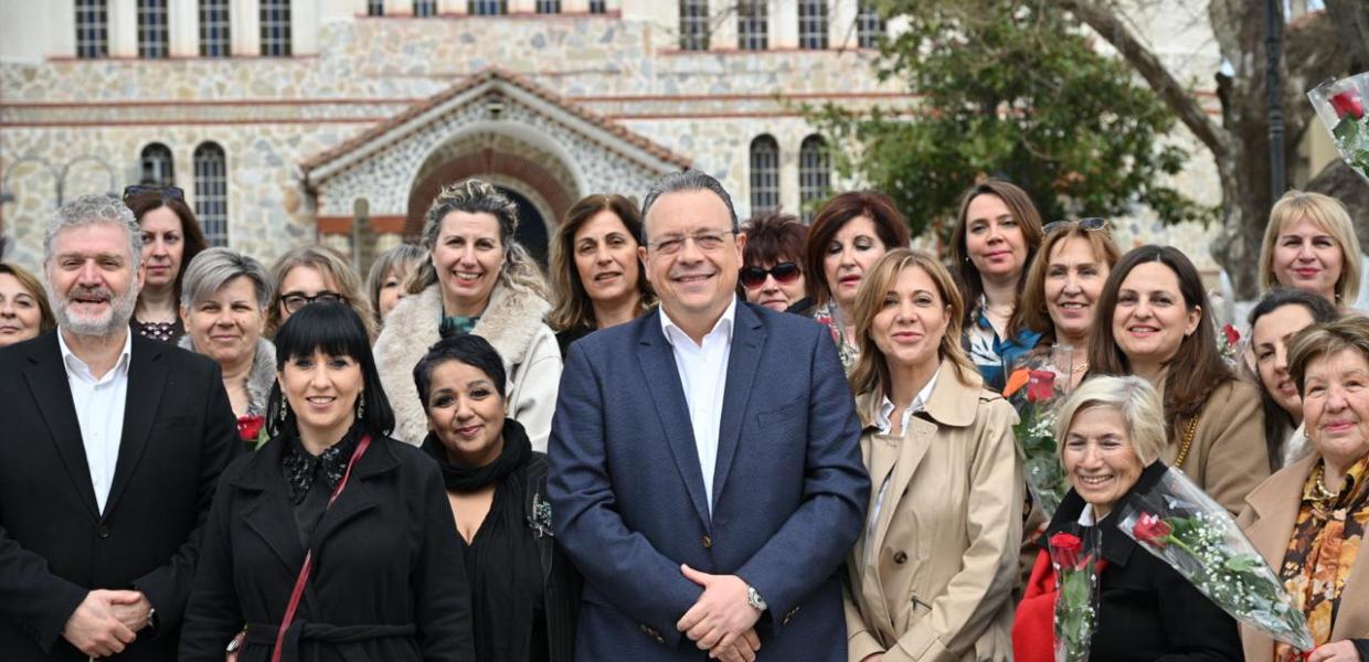 Ο πρόεδρος του ΣΥΡΙΖΑ-ΠΣ, Σωκράτης Φάμελλος, συναντήθηκε και συζήτησε με γυναίκες από το Ομόλιο Λάρισας