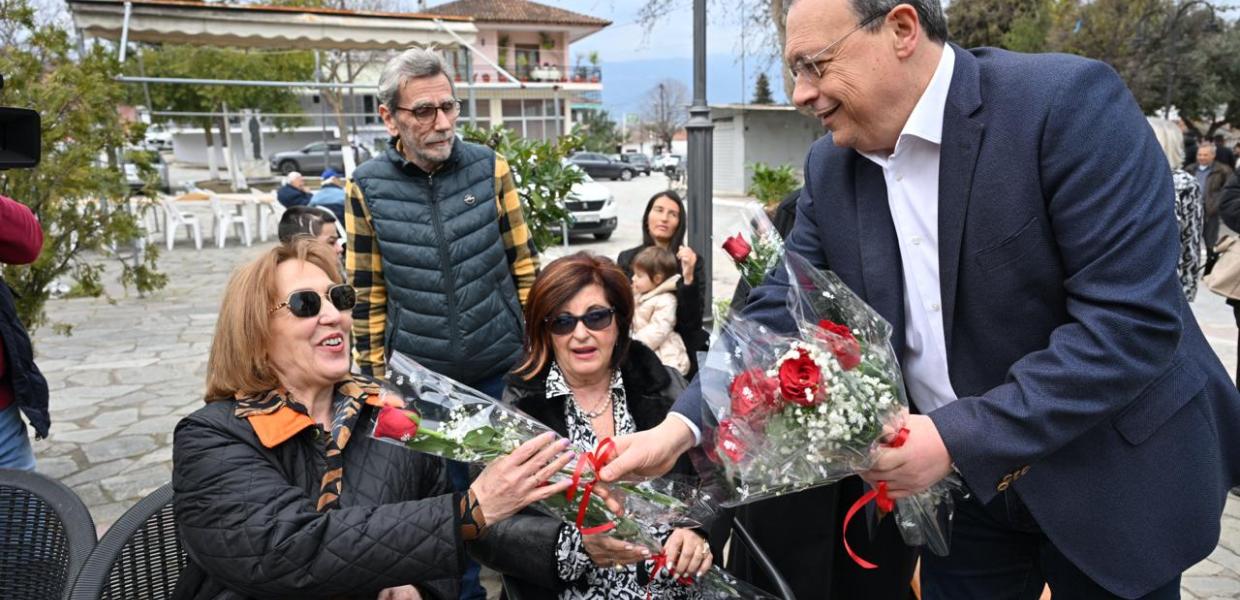Ο πρόεδρος του ΣΥΡΙΖΑ-ΠΣ, Σωκράτης Φάμελλος, συναντήθηκε και συζήτησε με γυναίκες από το Ομόλιο Λάρισας