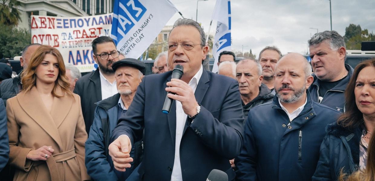 Συνάντηση του προέδρου του ΣΥΡΙΖΑ-ΠΣ, Σωκράτη Φάμελλου με επαγγελματίες των ταξί στο Σύνταγμα