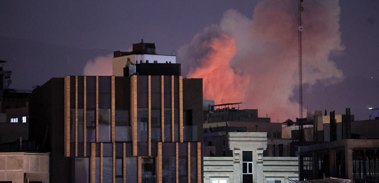 Καπνός πάνω από κτίρια στην Τεχεράνη