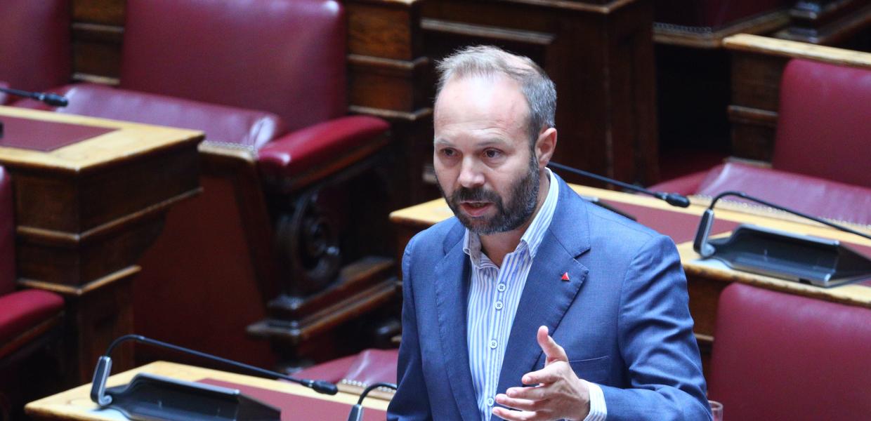 Ξηλώνει το Διεθνές Δίκαιο, υπονομεύει τα δικαιώματα & υιοθετεί την ατζέντα της ακροδεξιάς