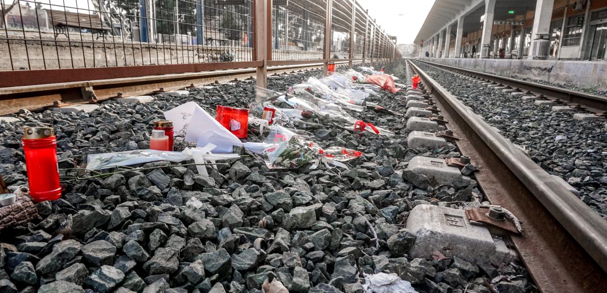 Λουλούδια και κεριά στις ράγες του τρένου για τα θύματα των Τεμπών
