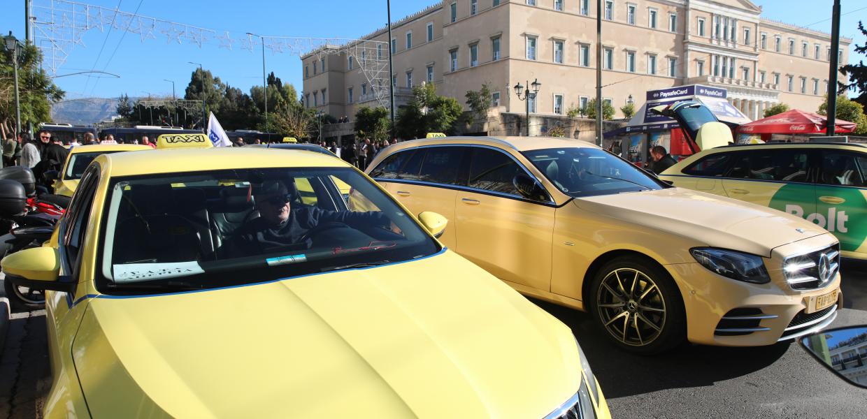 Πορεία ταξί μπροστά από την Βουλή