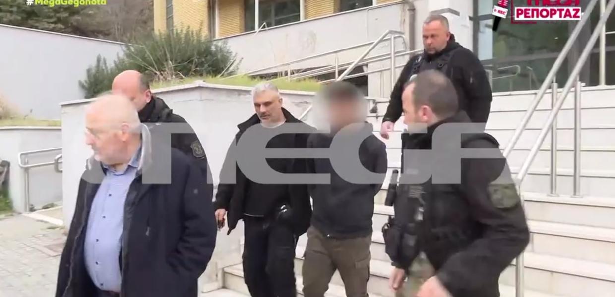 Ο 20χρονος καθ' ομολογίαν δράστης καθώς εξέρχεται από την Αστυνομική Διεύθυνση Ημαθίας