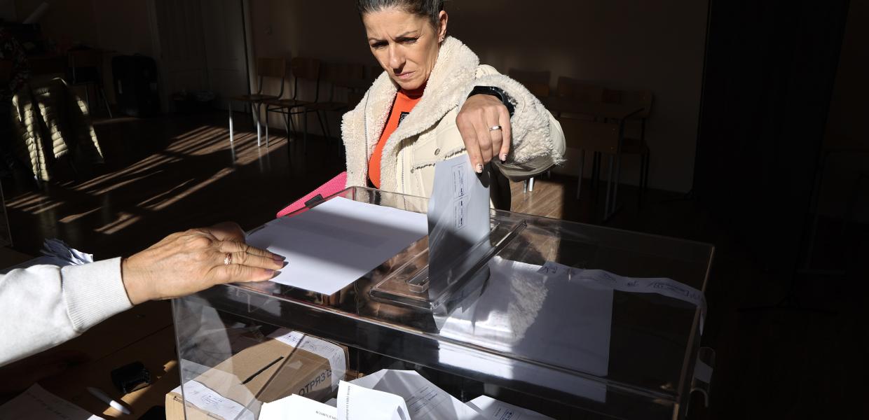 Μια γυναίκα ψηφίζει σε εκλογικό τμήμα για τις βουλευτικές εκλογές στη Βουλγαρία, Οκτώβριος 2024